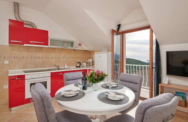 Apartments Micika - Comfort Studio Apartment with Balcony and Sea View (A2)