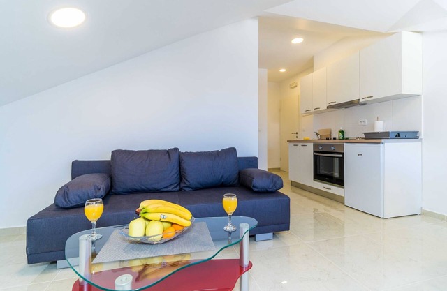 Apartments Šmanjak - One-Bedroom Apartment with Sea View