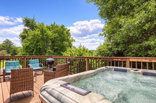 Apple Valley Hideaway, 1089 of FREE Attraction tickets for each paid day, Dollywood and More!