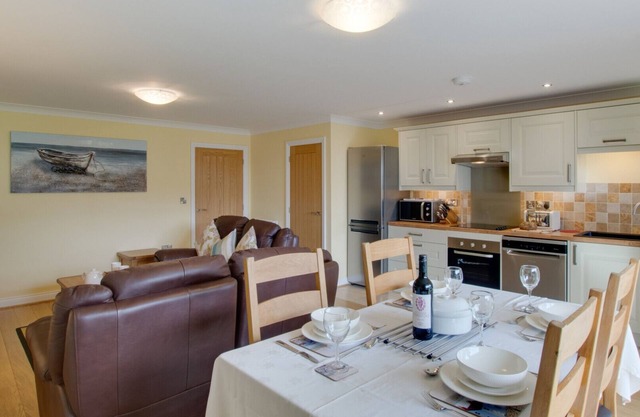 Apricot Cottage - Two Bedroom House, Sleeps 4