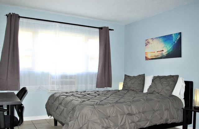 Apt #5, 2 bedroom / 1 bathroom, 8 min to Downtown!
