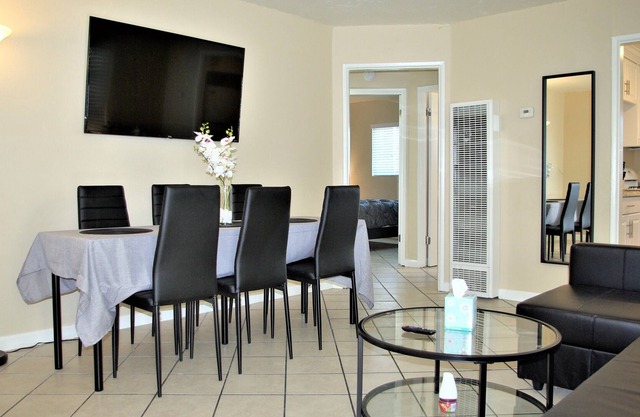 Apt #6, 2 bedroom / 1 bathroom, 8 min to Downtown!