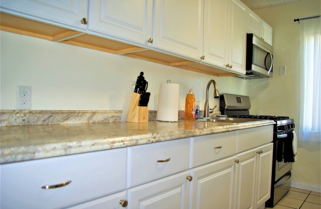 Apt #7, 2 bedroom /1 bathroom, 8 min to Downtown!