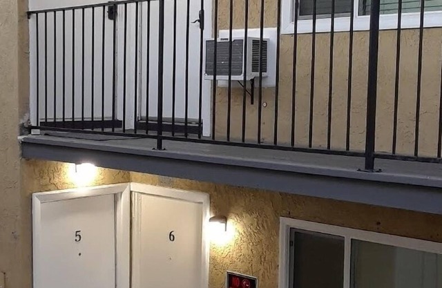 Apt #8, 2 bedroom /1 bathroom, 8 min to Downtown!