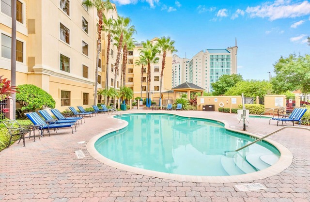 Apt Close to Universal Studios With Hot Tub, Pool!