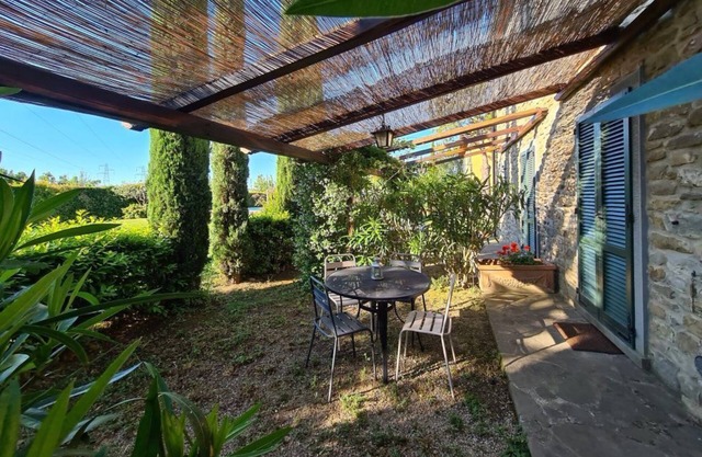 Apt in 19th century farmhouse near Cortona, pool, garden and beautiful views