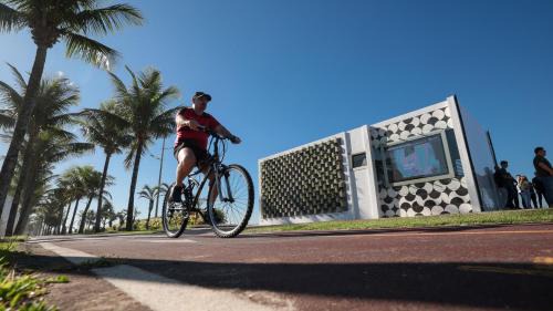 Apto Com Sacada e Ar Condicionado a 2 minutos da Praia