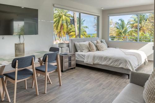 AQUA Terrazas Studio 7 - Beachfront Getaway, King Bed, Pool