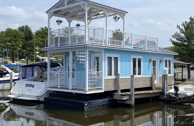 Aqua Vista- Floating Cottage close to beaches, downtown, and pool