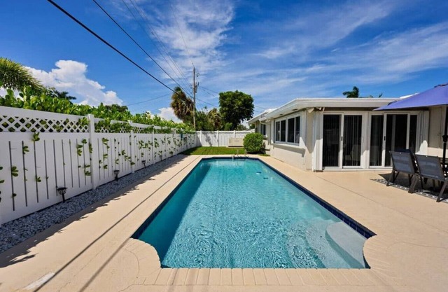 Ariel Beach Cottage Sleeps 11 Heated Pool minutes from BEACH!!!