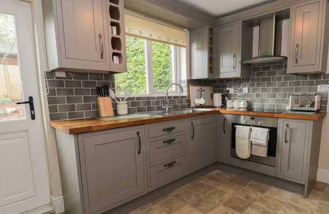 ASHDOWNE, pet friendly, country holiday cottage in Longframlington