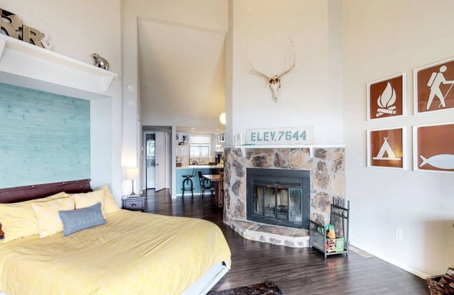 Aspenwood condo with mountain view - near shopping & dining - 1 dog ok