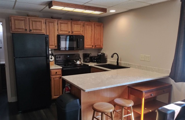 Attitash Resort * RENOVATED Condo sleeps 6 * New Hampshire - White Mountains
