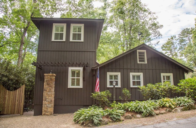 Authentic Mirror Lake Cabin, Canoe, Sleeping Loft For Families, 3 Min to Town