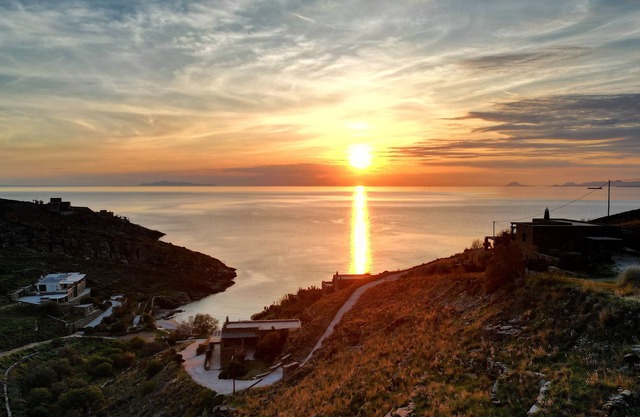 Authentic self-contained Aegean apartment, waterfront, peaceful location, sea view