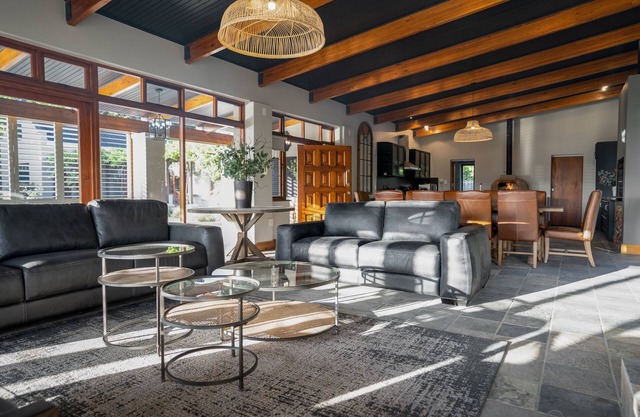 Avemore Manor House -Exquisite winelands home with Breathtaking Views