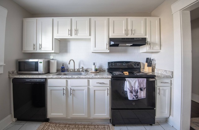 Avondale Haven: Near it All– WiFi, King Bed & Pets