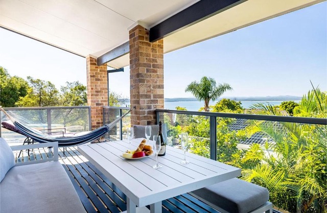 Away Nelson Bay, 29 Wollomi Ave - Spacious family home with water views, pet friendly, Wifi & aircon