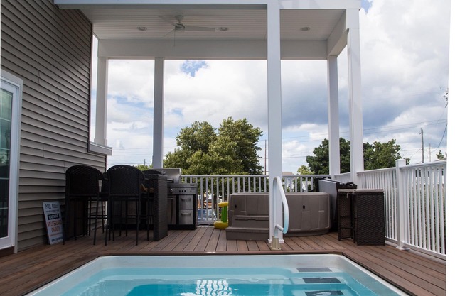 Awesome 5 bedroom 4 bath with pool, hot tub & rooftop deck