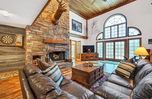 Awesome, 5 bedroom, private Boyne Falls home close to Boyne Mountain.