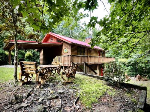 Awesome Comfy Cabin with Jacuzzi, Game Room and Screened Porch in Georgia