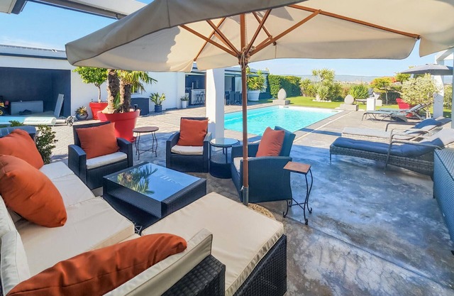 Awesome home in La Redorte