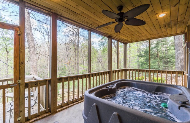Azure Springs-3-Beds/HotTub/Dog-Friendly/Fire Pit!