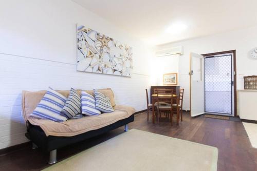 B3 Crawley Apartment 1 BRM & Sleepout near UWA