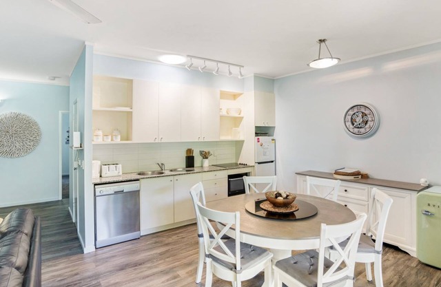 Baden 58 - Rainbow Shores. Pools, outdoor spa, walk to beach. Tennis court