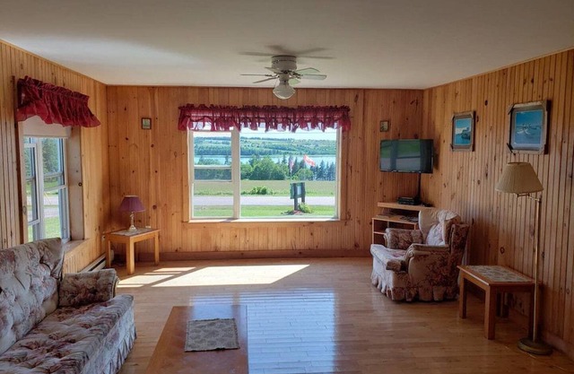 Bay view duplex cottage, near coffee shops, restaurants and beach