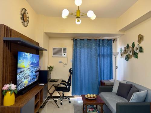 Bayfront 1BR Condo in Pasay Manila with Wi-Fi, Netflix & Pool Access, Near NAIA Airport, Mall of Asia, OKADA, CCP & PICC