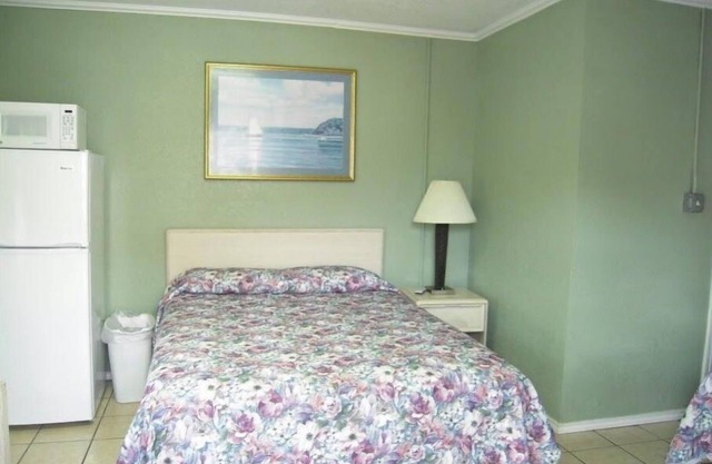Bayfront Cottage Room 12