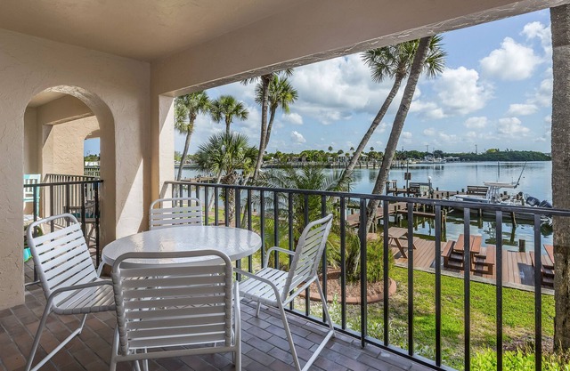 Bayview escape with shared pool & gas grill - easy beach access