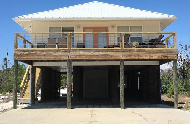 Beach and Bay access!. Close to State Park! Boat friendly.