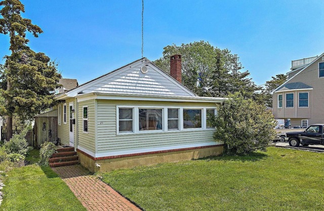 Beach Bungalow in Beach Haven Terrace - Perfect Location!