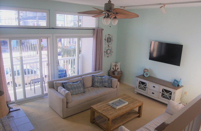 Beach Condo, 1 block from beach, 2 bedrooms!
