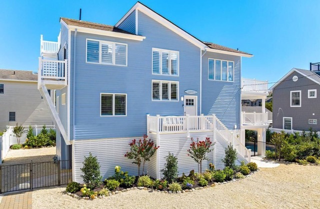 Beach Haven Park 4 Bed, 2.5 Bath Reverse Living, Beach Block, Heated Pool