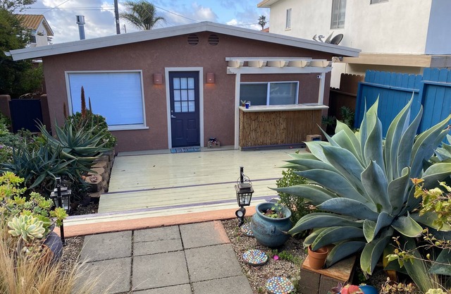 Beach House, 1 block to beach, walk to town, great outdoor space