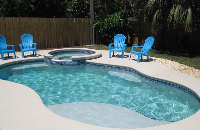 BEACH HOUSE WITH PRIVATE SALTWATER POOL & SPA + WALK TO BEACH
