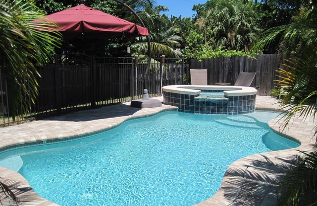 BEACH HOUSE WITH PRIVATE SALTWATER POOL & SPA + WALK TO BEACH