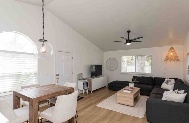 Beach living, cozy 2/1, walk to amenities & beach