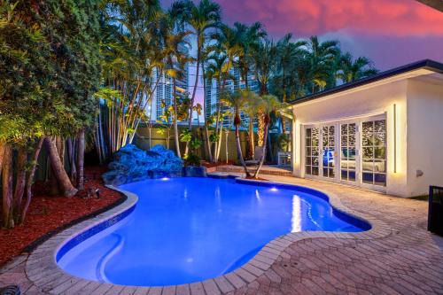 Beach Pop - Steps to Beach Heated Pool & Hot Tub