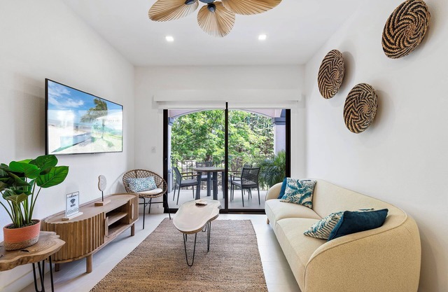 Beach Retreat: New Resort Style Condo with Amazing Pool