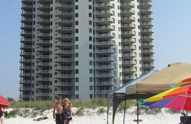 BEACH SETUP Mar. thru Oct. June and July, Sat to Sat only. Sleeps 6 in beds.