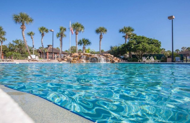 Beach Vacation! Three Modish Units, Pool. Near Beverly Beach