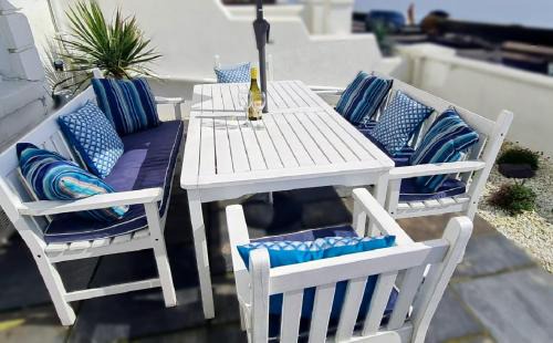 Beach View, 4 bedroom house opposite the sea! Sleeps 10