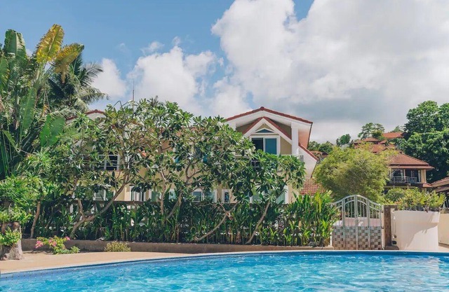Beachfront 3-BR Art-villa