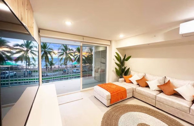 Beachfront 2BR Condo - Rooftop lounge, Pool, Gym & Coworking –1 Min to Main St