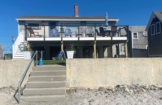 Beachfront 3-bedroom cottage, Granite Pt, AC, WiFi, Views