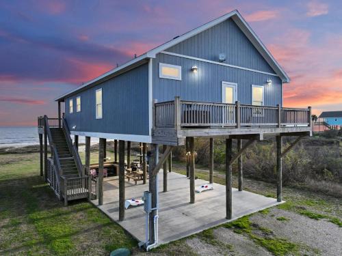 Beachfront 4BR - Tiki Bar, Yard Games, Pet-Friendly